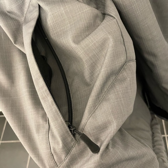 Obermeyer Snowboard Jacket - Men’s medium - Picture 9 of 13